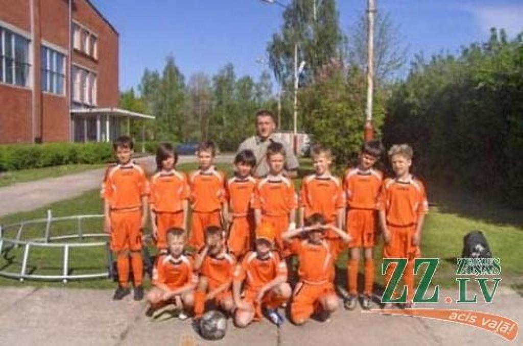 K.Tiltiņš un viņa trenētie U-10 vecuma grupas audzēkņi.