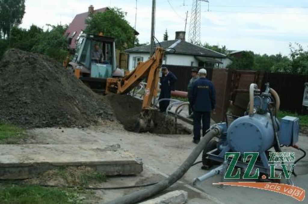 Vienlaikus ar brauktuves sakārtošanu Viskaļu ielā turpinās arī saimnieciskās kanalizācijas izbūve.