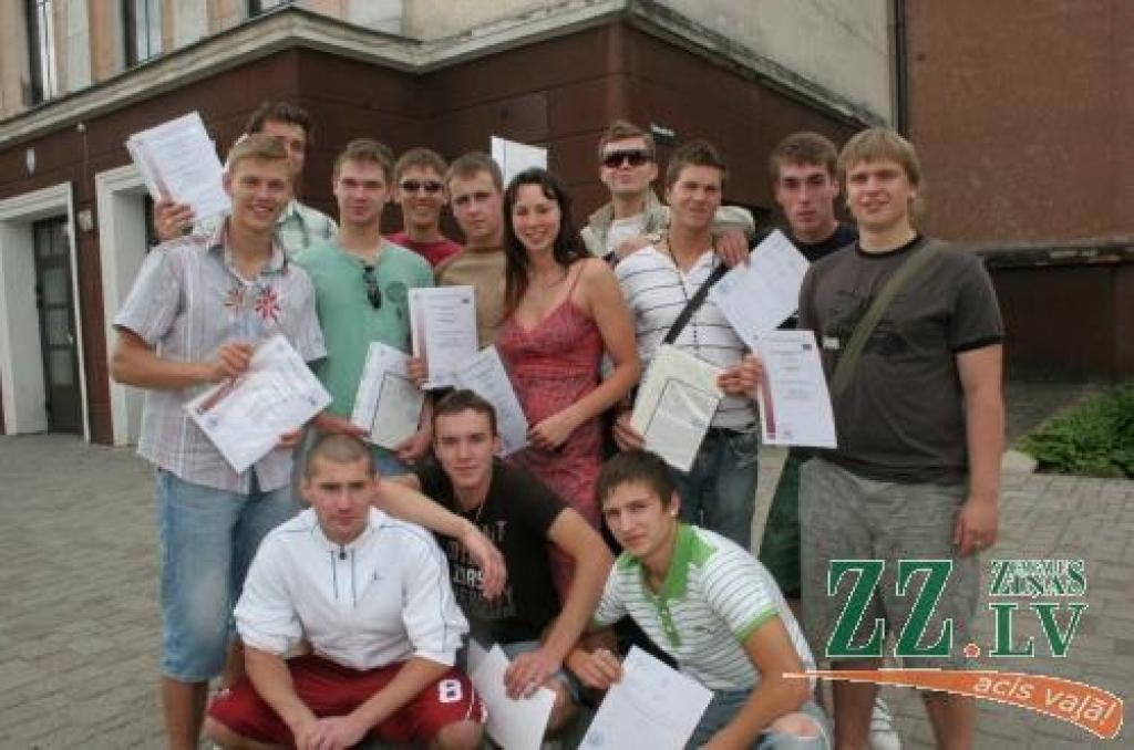 Jelgavas Valsts ģimnāzijas absolventi un skolas prezidente Liene Bērze priecājas par saņemtajiem atestātiem un eksāmenu sertifikātiem.