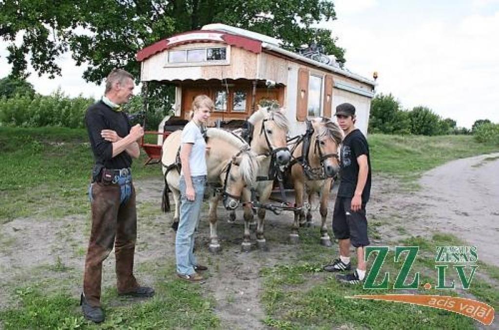 Fils kopā ar sievu un pieciem bērniem zirgu vagoniņā šķērsojis visu Skandināviju, izbraucis cauri Igaunijai un ieradies Latvijā.