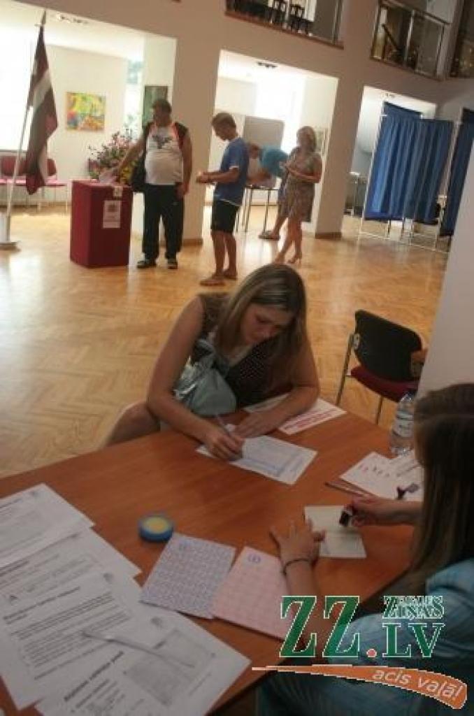 Viens no referenduma dienā visvairāk apmeklētajiem bija aģentūrā «Kultūra» izvietotais balsošanas iecirknis.