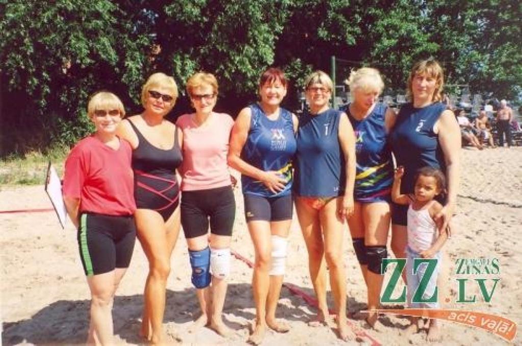 Komandā «Trio», kas pārstāvēja LLU Sporta klubu, spēlēja: Regīna Lapsa, Svetlana Kazanceva un Zilvija Poča (attēlā no kreisās kopā ar otrās vietas ieguvējām no «RTA Rīga»).
Autors: No LLU Sporta kluba arhīva.