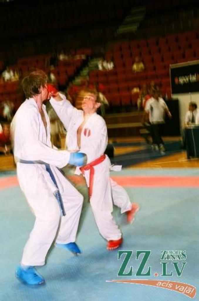 Pasaules kausa izcīņas pusfināls. Kalvis Kalniņš (pa labi) pret svarā un augumā krietni pārāko Andreju Salivanovu no Krievijas. Foto no kluba «Milons» arhīva.