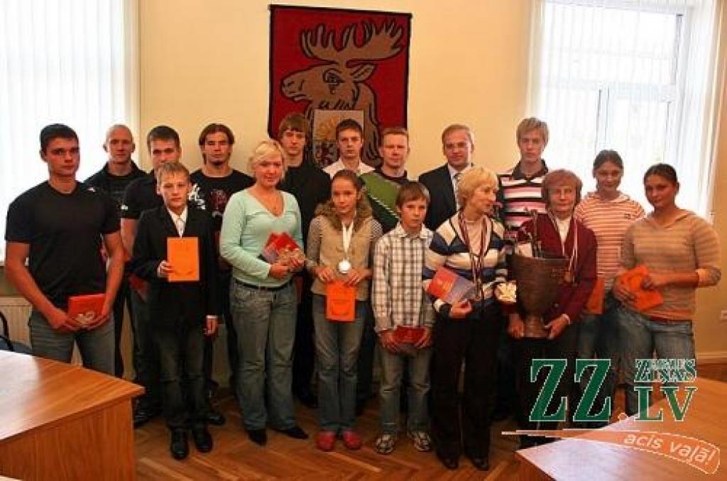 Laureātu kausi un Pateicības raksti, ziedi un rokasspiedieni, neliela cienāšanās ar saldumiem un stāsti par ceļu līdz panākumiem – tā aizrit mēneša sporta laureātu sumināšanas stunda, kas tradicionāli noslēdzas ar fotografēšanos Domes sēžu zālē pie pilsētas ģerboņa.
Autors: Agris Samcovs.
