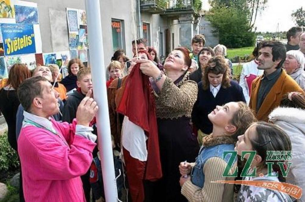 Centra «Svētelis» vadītāja Ingrīda Lisovska kopā ar svinību viesiem velk jaunajā mastā Latvijas valsts karogu.
Autors: Agris Samcovs.