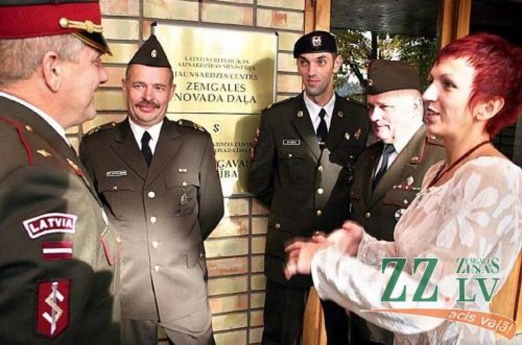 Vietējo jaunsargu vadība - Jaunsardzes centra Zemgales novada daļas vadītājs Armands Fridrihsons, Dzintars Zapelsons, Oskars Karls, Uldis Augulis un Daina Titarenko.
Autors: Agris Samcovs.