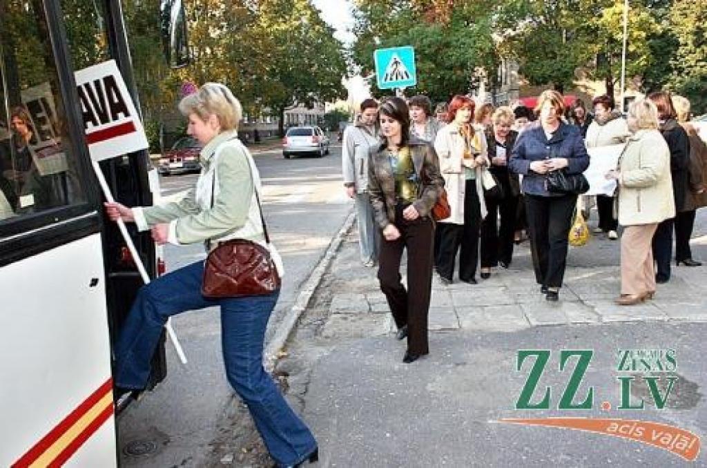 Vēl septembra beigās grupa pedagogu devās uz Rīgu uz mazāka mēroga piketu. Nav pagājušas ne trīs nedēļas, kad piesaistīt sev uzmanību piketējot devušies arī citās nozarēs strādājošie. Vai turpinājums sekos?
Autors: Agris Samcovs.