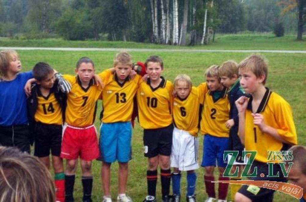 D grupas (3. un 4.klase) finālā uzvarētāja noteikšanai bija nepieciešama papildu soda sitienu sērija. Arī šajā pārbaudījumā visus spēkus kopā liek Ozolnieku vidusskolas futbolisti un tiek pie pirmās vietas.
Autors: No rajona Sporta centra arhīva.