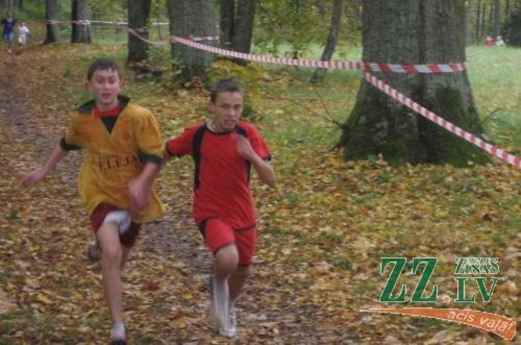 Finišam reizē tuvojas elejnieks Roberts Beļajevskovs (pa kreisi) un vilcenieks Jānis Šaverda. Par krūšu tiesu priekšā tiks Jānis.
Autors: No rajona Sporta centra arhīva.