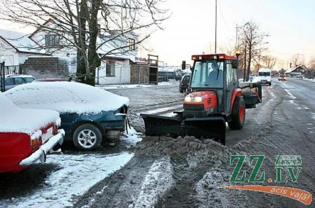 Vēl pēcpusdienā SIA «Kulk» traktors attīrīja no sniega autobusu pieturvietas un piebraucamos ceļus.
Autors: Agris Samcovs.