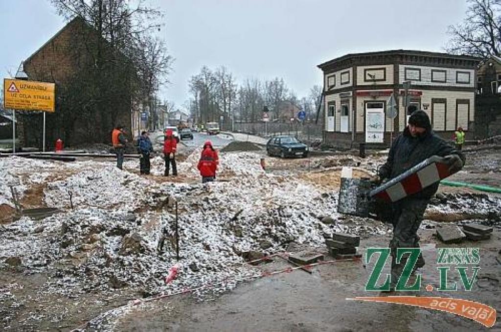 Kamēr Tērvetes, Sarmas, Raiņa un Filozofu ielas krustojumā rit remontdarbi, vispārēja transporta kustība vismaz līdz šai svētdienai iespējama virzienā no centra pa Raiņa ielu, nogriežoties pa labi uz Sakņudārza ielu, savukārt tālāk var doties pa kreisi uz Dambja ielu līdz Kungu ielai, pa to turpinot kustību līdz Filozofu ielai.
Autors: Agris Samcovs.
