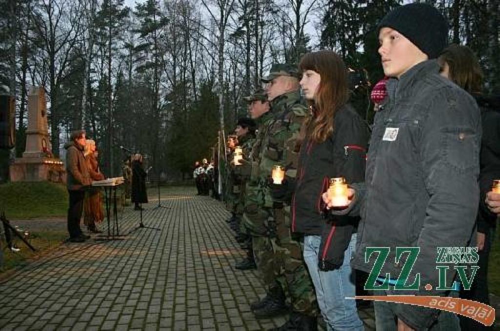 Meža kapos kritušos Jelgavas atbrīvotājus godināt bija ieradušies jaunsargi, skolēni, policijas un armijas, kā arī pilsētas un rajona pašvaldību pārstāvji.
Autors: Agris Samcovs.