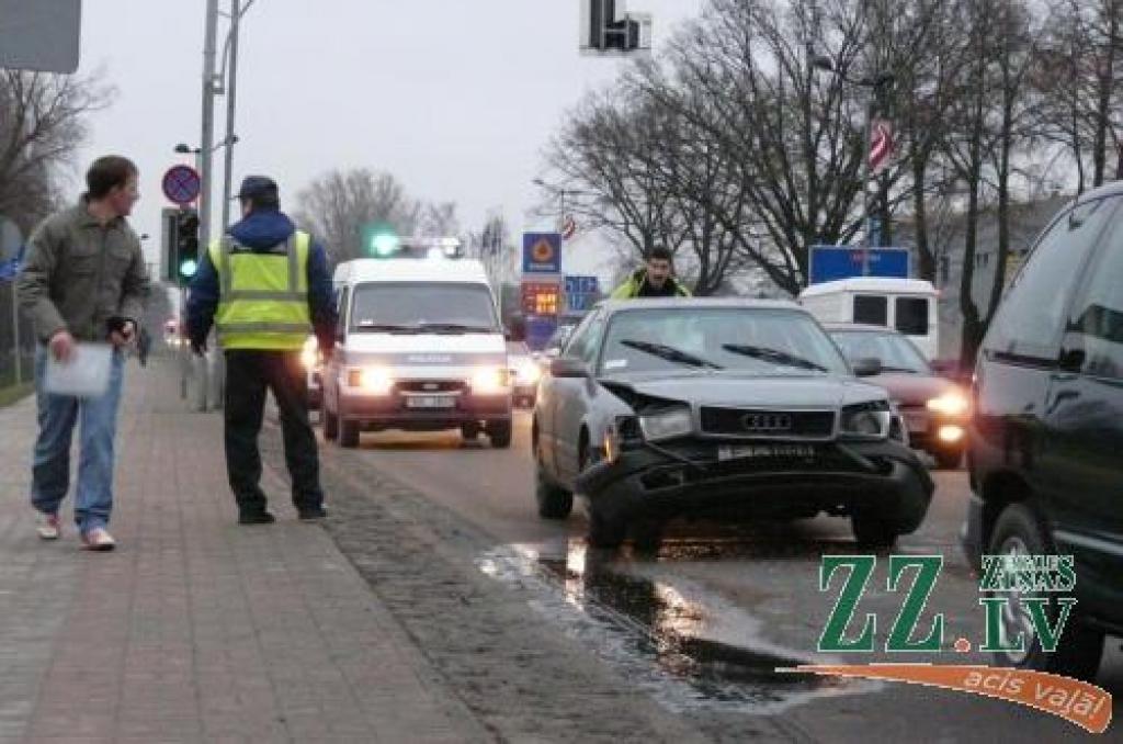 Visnopietnākie bojājumi avārijā ir automašīnai «Audi», ar kuru aizbraukt no notikuma vietas vairs nebija iespējams.
Autors: Inga Karlinska.
