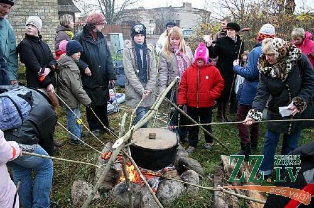 Pēc cītīgas dabas vērošanas - uz ugunskura vārīta tēja un uz iesmiem ceptas desas.
Autors: Agris Samcovs.