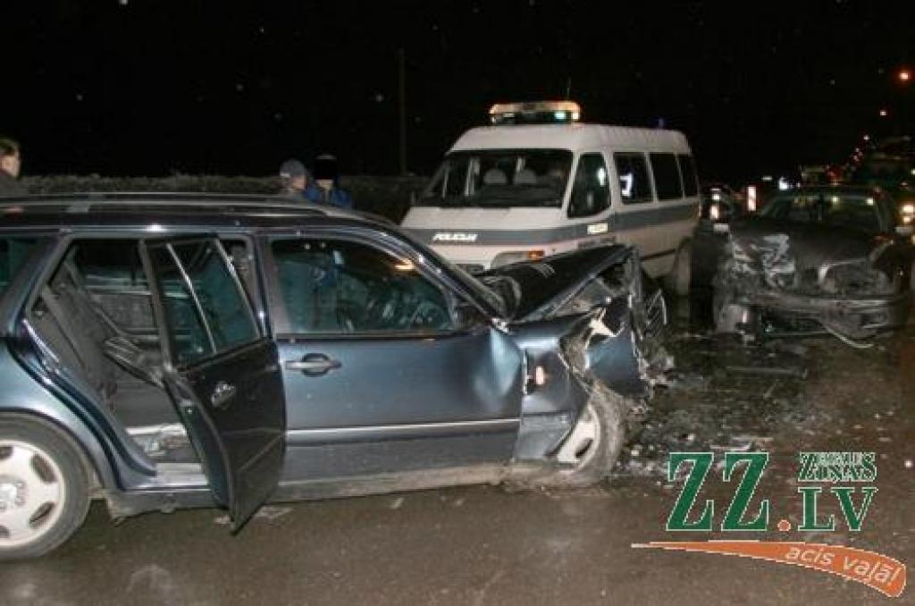Šķiet, pēc šīs sadursmes «Mercedes» papildinās kādu autokapsētu, jo tā remonts diezin vai būs rentabls.
Autors: Inga Karlinska.