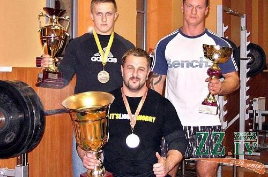Ar sportiskām trofejām no Toljati atgriezušies Maksims Trubačistovs (no kreisās), Ivars Ozols un Māris Blumfelds.
Autors: No kluba «Apolons» arhīva.