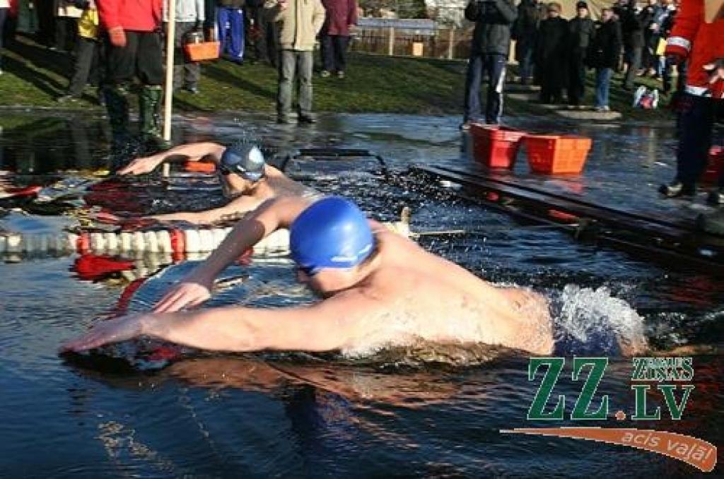 Blakus celiņos 50 metros brīvajā stilā startē jelgavnieki Aleksandrs Jakovļevs (priekšplānā) un Andrejs Iļjuks. Duelī pārāks izrādījās Andrejs, taču pirmās vietas diplomus nopelnīja abi – katrs savā vecuma grupā.
Autors: Agris Samcovs.