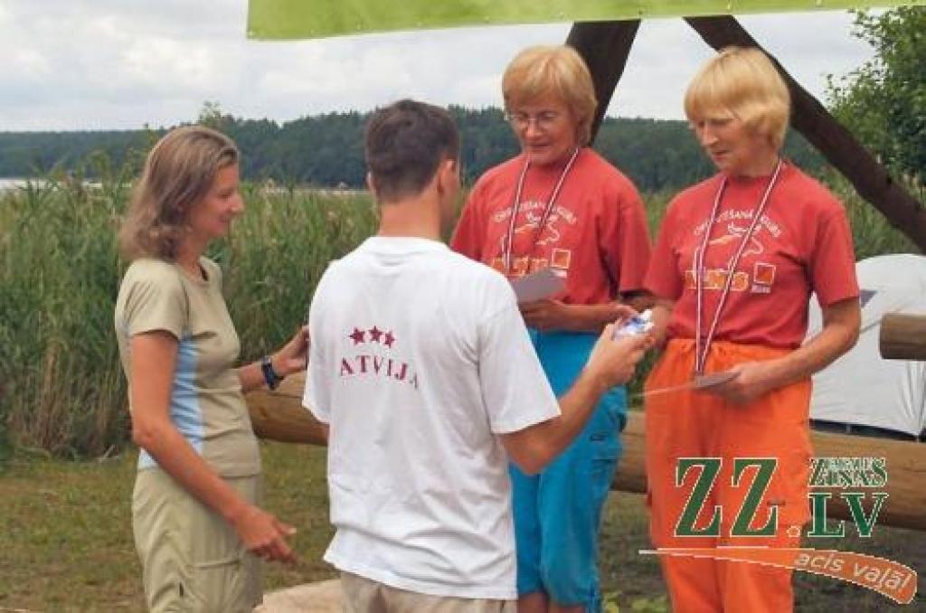 Superveterānu grupā rogaininga čempionu titulu nosargāja Velta Zjatkova (no labās) un Māra Bolšteina. 
Autors: No «Ziņu» arhīva. 