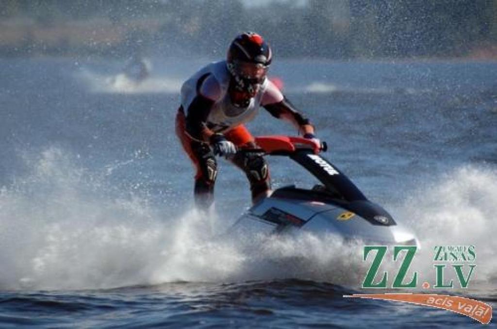 Ints Šteinbergs savu astoņpadsmito dzimšanas dienu atzīmē ar uzvaru Latvijas čempionāta posmā Aizkrauklē.
Autors: www.udensmocis.lv