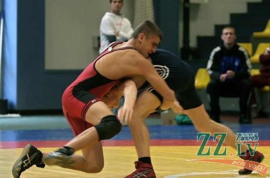 Artūrs Švalkovskis (–58 kg, sarkanā tērpā) no kluba «Milons» izcīnīja uzvaru kadetu konkurencē.
Autors: Agris Samcovs.