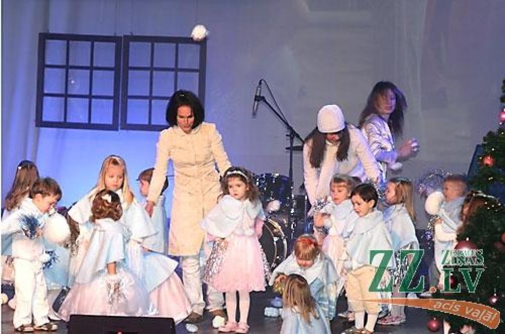 Svētdien Jelgavas kultūras namā skatītājus ar daudzveidīgiem un krāsainiem priekšnesumiem priecēja BJC «Junda» dažāda vecuma dziedošo un spēlējošo kolektīvu dalībnieku sagatavotais Ziemassvētku koncerts «Eņģeļa pieskāriens».