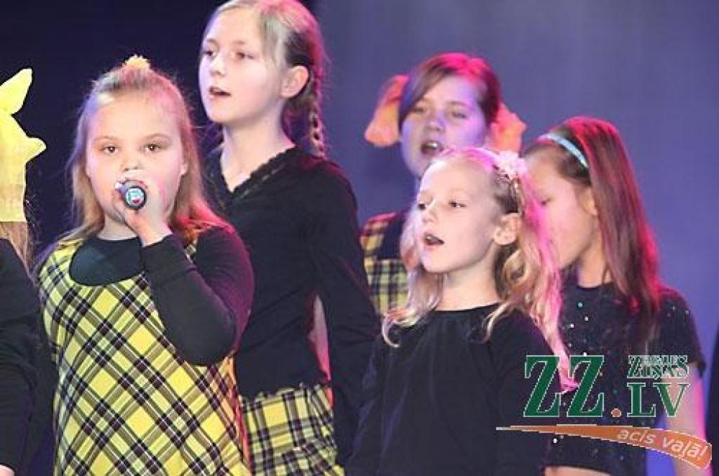 Svētdien Jelgavas kultūras namā skatītājus ar daudzveidīgiem un krāsainiem priekšnesumiem priecēja BJC «Junda» dažāda vecuma dziedošo un spēlējošo kolektīvu dalībnieku sagatavotais Ziemassvētku koncerts «Eņģeļa pieskāriens».