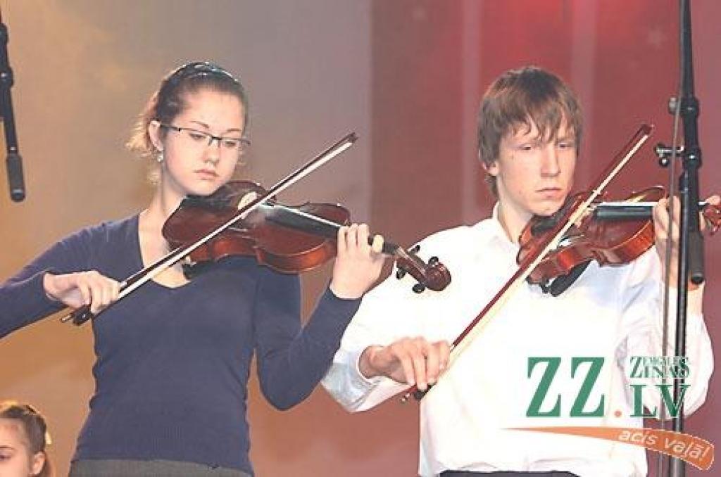 Svētdien Jelgavas kultūras namā skatītājus ar daudzveidīgiem un krāsainiem priekšnesumiem priecēja BJC «Junda» dažāda vecuma dziedošo un spēlējošo kolektīvu dalībnieku sagatavotais Ziemassvētku koncerts «Eņģeļa pieskāriens».