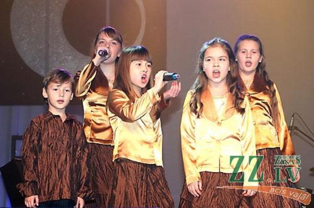 Svētdien Jelgavas kultūras namā skatītājus ar daudzveidīgiem un krāsainiem priekšnesumiem priecēja BJC «Junda» dažāda vecuma dziedošo un spēlējošo kolektīvu dalībnieku sagatavotais Ziemassvētku koncerts «Eņģeļa pieskāriens».