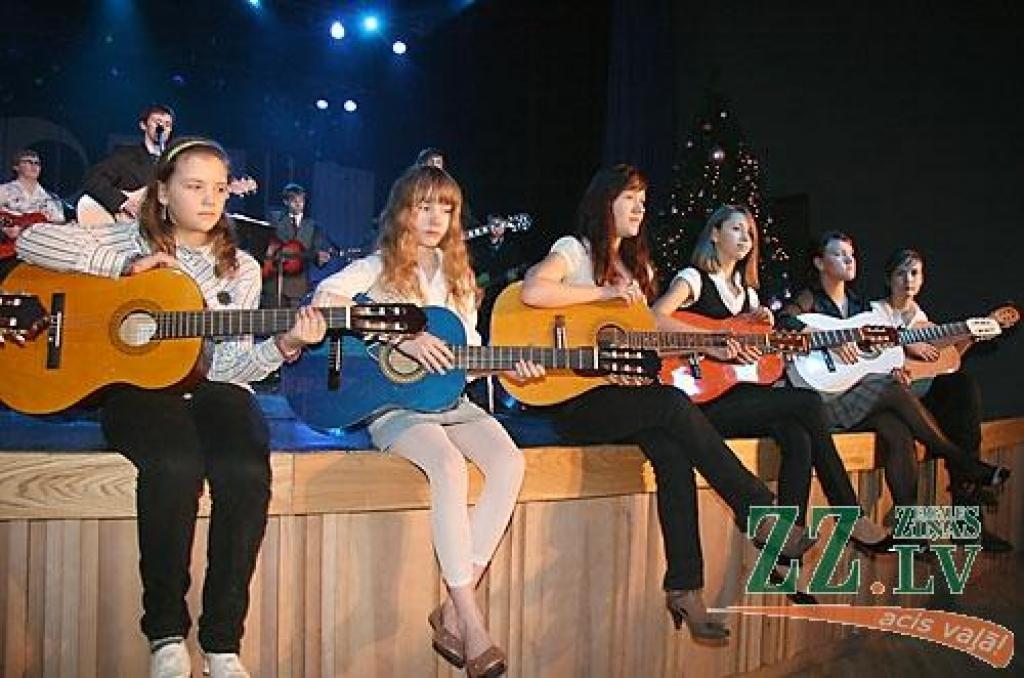 Svētdien Jelgavas kultūras namā skatītājus ar daudzveidīgiem un krāsainiem priekšnesumiem priecēja BJC «Junda» dažāda vecuma dziedošo un spēlējošo kolektīvu dalībnieku sagatavotais Ziemassvētku koncerts «Eņģeļa pieskāriens».