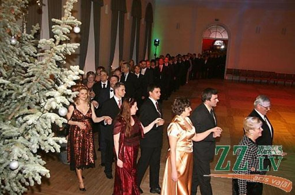 Sestdienas vakarā Jelgavas pilī ar polonēzi tika atklāta tradicionālā Ziemassvētku balle. Dejas notika kopā ar Jelgavas Bigbendu Raita Ašmaņa vadībā un «Lauku muzikantiem», viesus ar savu dziedājumu izklaidēja Sergejs Jēgers, muzicēja...