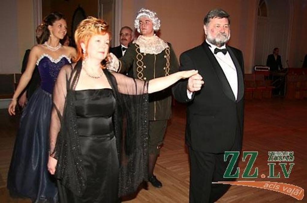 Sestdienas vakarā Jelgavas pilī ar polonēzi tika atklāta tradicionālā Ziemassvētku balle. Dejas notika kopā ar Jelgavas Bigbendu Raita Ašmaņa vadībā un «Lauku muzikantiem», viesus ar savu dziedājumu izklaidēja Sergejs Jēgers, muzicēja...