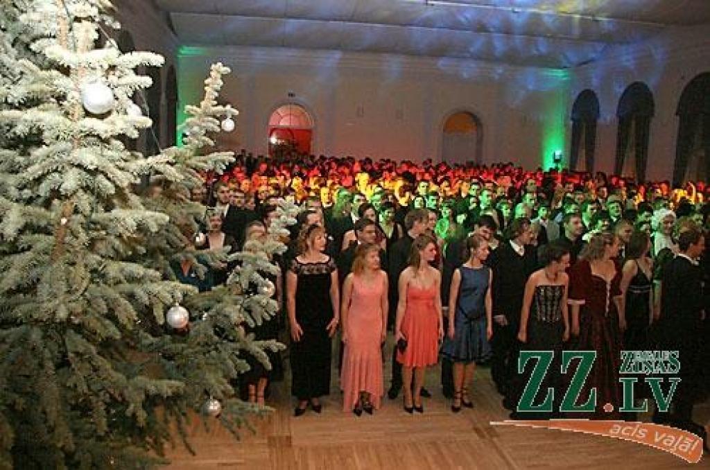 Sestdienas vakarā Jelgavas pilī ar polonēzi tika atklāta tradicionālā Ziemassvētku balle. Dejas notika kopā ar Jelgavas Bigbendu Raita Ašmaņa vadībā un «Lauku muzikantiem», viesus ar savu dziedājumu izklaidēja Sergejs Jēgers, muzicēja...