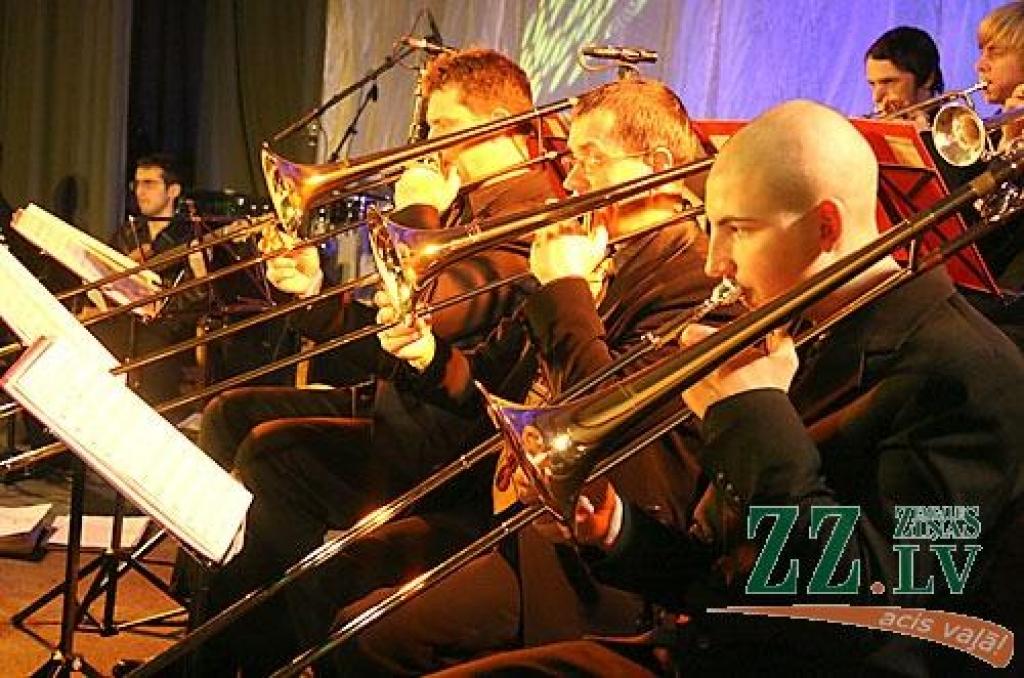Sestdienas vakarā Jelgavas pilī ar polonēzi tika atklāta tradicionālā Ziemassvētku balle. Dejas notika kopā ar Jelgavas Bigbendu Raita Ašmaņa vadībā un «Lauku muzikantiem», viesus ar savu dziedājumu izklaidēja Sergejs Jēgers, muzicēja...