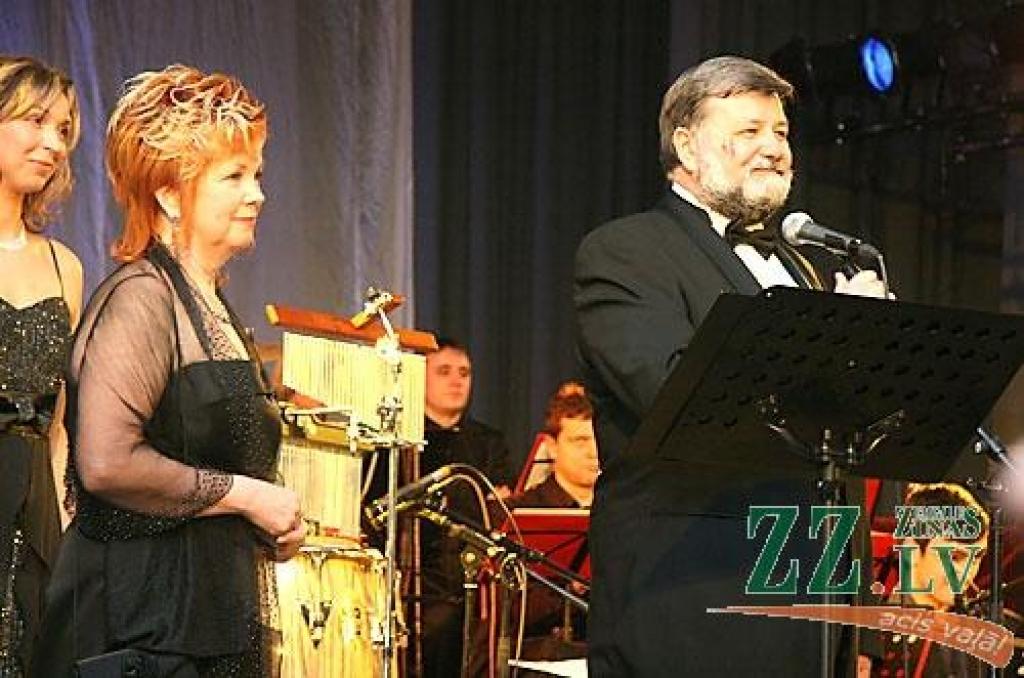 Sestdienas vakarā Jelgavas pilī ar polonēzi tika atklāta tradicionālā Ziemassvētku balle. Dejas notika kopā ar Jelgavas Bigbendu Raita Ašmaņa vadībā un «Lauku muzikantiem», viesus ar savu dziedājumu izklaidēja Sergejs Jēgers, muzicēja...