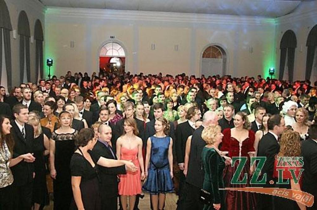 Sestdienas vakarā Jelgavas pilī ar polonēzi tika atklāta tradicionālā Ziemassvētku balle. Dejas notika kopā ar Jelgavas Bigbendu Raita Ašmaņa vadībā un «Lauku muzikantiem», viesus ar savu dziedājumu izklaidēja Sergejs Jēgers, muzicēja...