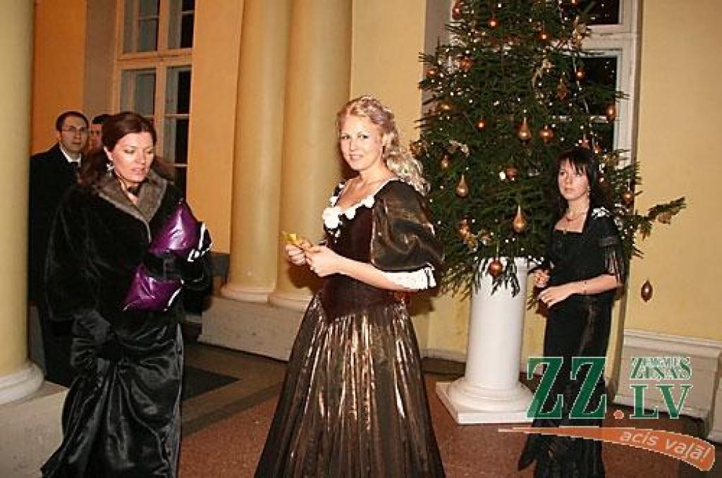 Sestdienas vakarā Jelgavas pilī ar polonēzi tika atklāta tradicionālā Ziemassvētku balle. Dejas notika kopā ar Jelgavas Bigbendu Raita Ašmaņa vadībā un «Lauku muzikantiem», viesus ar savu dziedājumu izklaidēja Sergejs Jēgers, muzicēja...