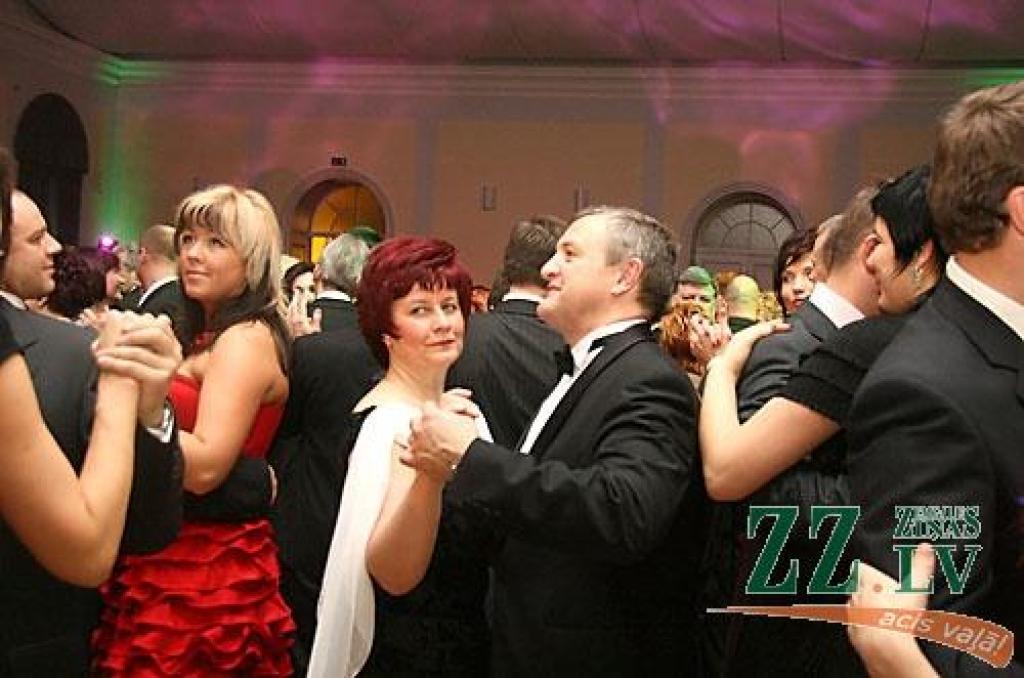 Sestdienas vakarā Jelgavas pilī ar polonēzi tika atklāta tradicionālā Ziemassvētku balle. Dejas notika kopā ar Jelgavas Bigbendu Raita Ašmaņa vadībā un «Lauku muzikantiem», viesus ar savu dziedājumu izklaidēja Sergejs Jēgers, muzicēja...