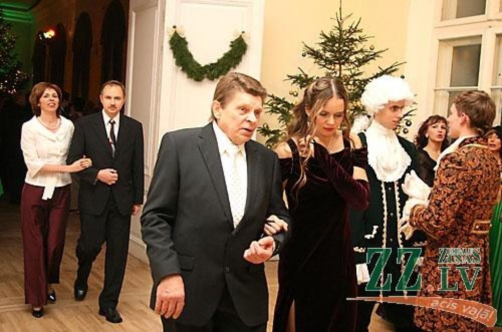 Sestdienas vakarā Jelgavas pilī ar polonēzi tika atklāta tradicionālā Ziemassvētku balle. Dejas notika kopā ar Jelgavas Bigbendu Raita Ašmaņa vadībā un «Lauku muzikantiem», viesus ar savu dziedājumu izklaidēja Sergejs Jēgers, muzicēja...