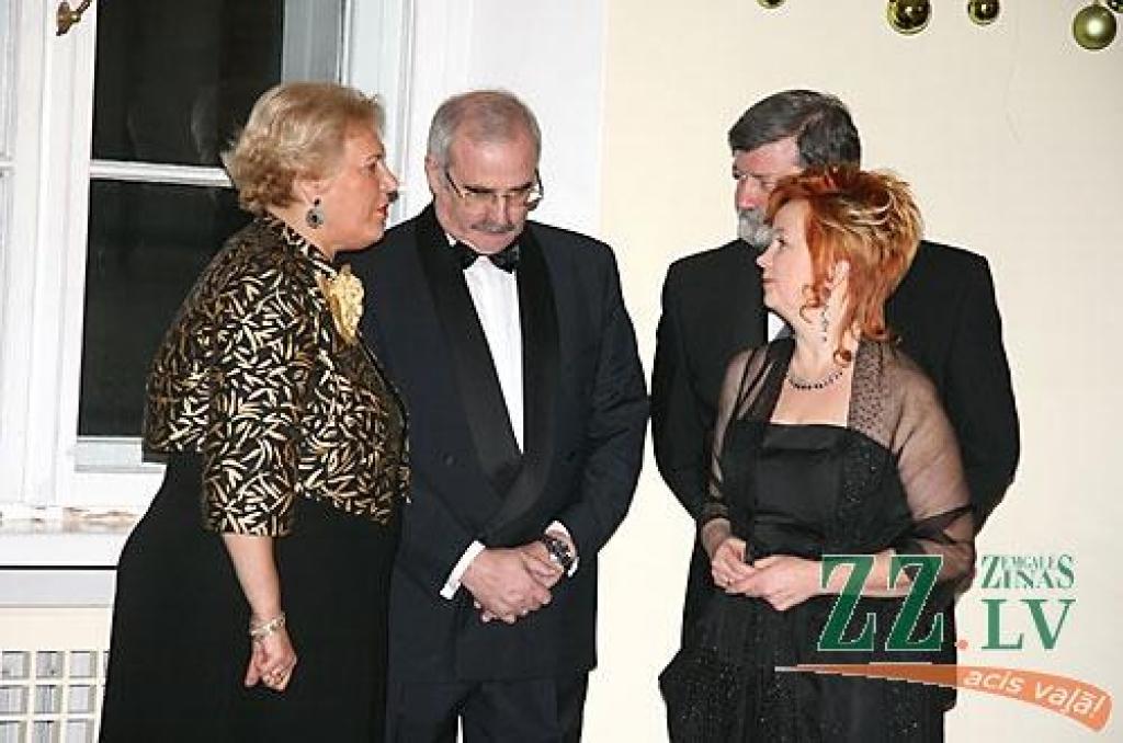 Sestdienas vakarā Jelgavas pilī ar polonēzi tika atklāta tradicionālā Ziemassvētku balle. Dejas notika kopā ar Jelgavas Bigbendu Raita Ašmaņa vadībā un «Lauku muzikantiem», viesus ar savu dziedājumu izklaidēja Sergejs Jēgers, muzicēja...