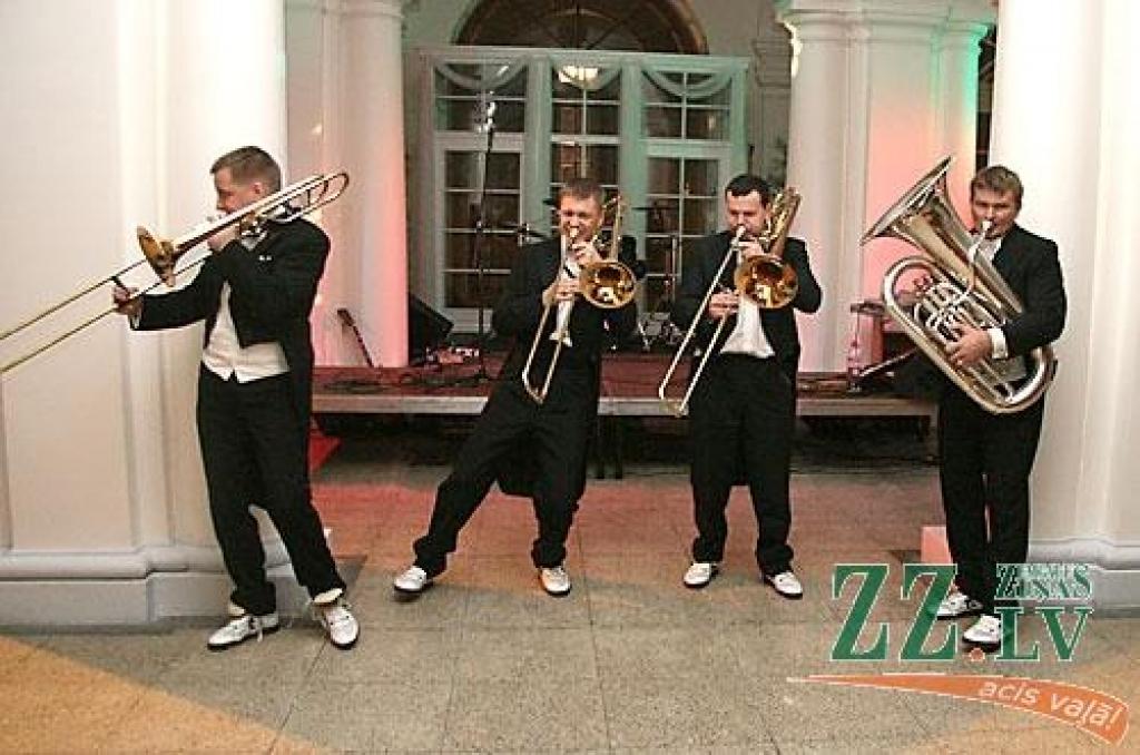 Sestdienas vakarā Jelgavas pilī ar polonēzi tika atklāta tradicionālā Ziemassvētku balle. Dejas notika kopā ar Jelgavas Bigbendu Raita Ašmaņa vadībā un «Lauku muzikantiem», viesus ar savu dziedājumu izklaidēja Sergejs Jēgers, muzicēja...