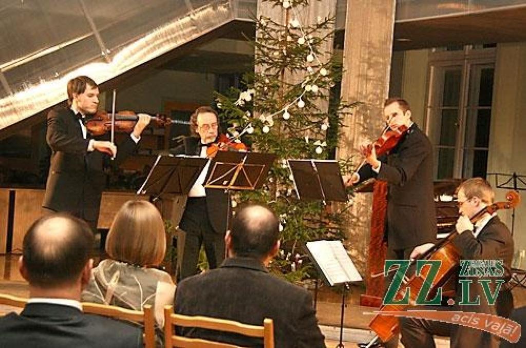 Sestdienas vakarā Jelgavas pilī ar polonēzi tika atklāta tradicionālā Ziemassvētku balle. Dejas notika kopā ar Jelgavas Bigbendu Raita Ašmaņa vadībā un «Lauku muzikantiem», viesus ar savu dziedājumu izklaidēja Sergejs Jēgers, muzicēja...