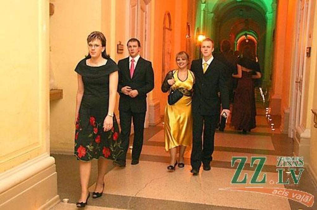 Sestdienas vakarā Jelgavas pilī ar polonēzi tika atklāta tradicionālā Ziemassvētku balle. Dejas notika kopā ar Jelgavas Bigbendu Raita Ašmaņa vadībā un «Lauku muzikantiem», viesus ar savu dziedājumu izklaidēja Sergejs Jēgers, muzicēja...