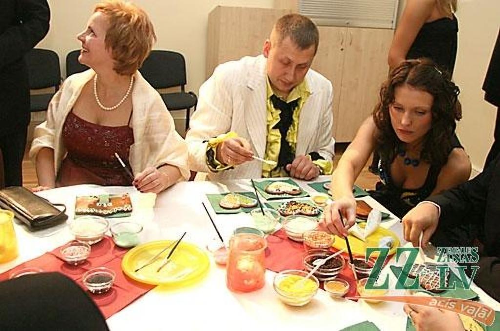 Sestdienas vakarā Jelgavas pilī ar polonēzi tika atklāta tradicionālā Ziemassvētku balle. Dejas notika kopā ar Jelgavas Bigbendu Raita Ašmaņa vadībā un «Lauku muzikantiem», viesus ar savu dziedājumu izklaidēja Sergejs Jēgers, muzicēja...