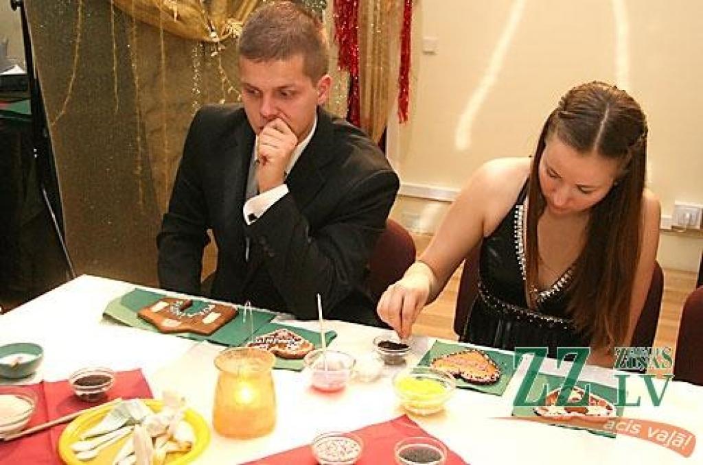 Sestdienas vakarā Jelgavas pilī ar polonēzi tika atklāta tradicionālā Ziemassvētku balle. Dejas notika kopā ar Jelgavas Bigbendu Raita Ašmaņa vadībā un «Lauku muzikantiem», viesus ar savu dziedājumu izklaidēja Sergejs Jēgers, muzicēja...