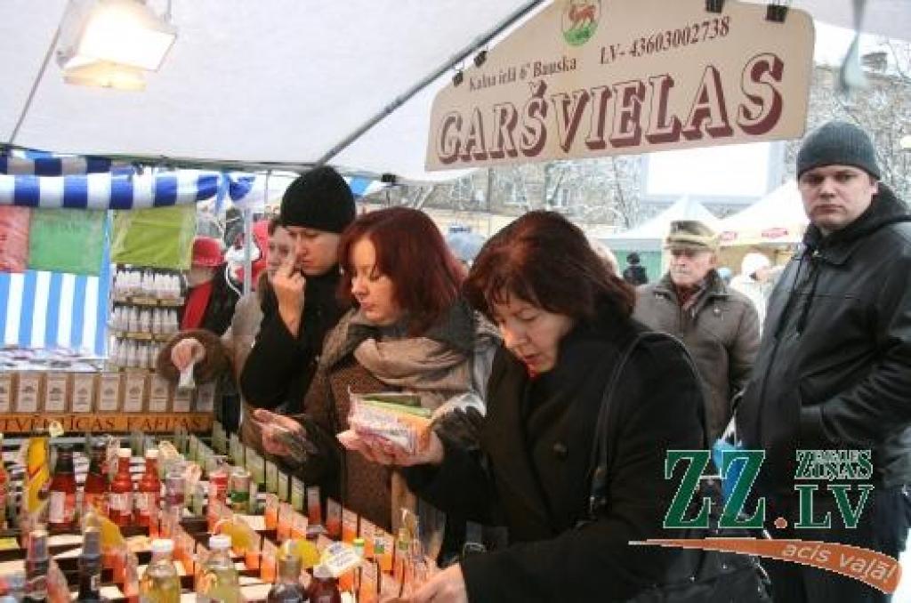 Sestdienas rītā Jelgavā, Hercoga Jēkaba laukumā tika atklāts tradicionālais Ziemassvētku tirdziņš, kurā ikviens varēja iegādāties svētku eglītes, piparkūkas, garšvielas, siltas adītās zeķes un citas noderīgas lietas. Sanākušos izklaidēja...