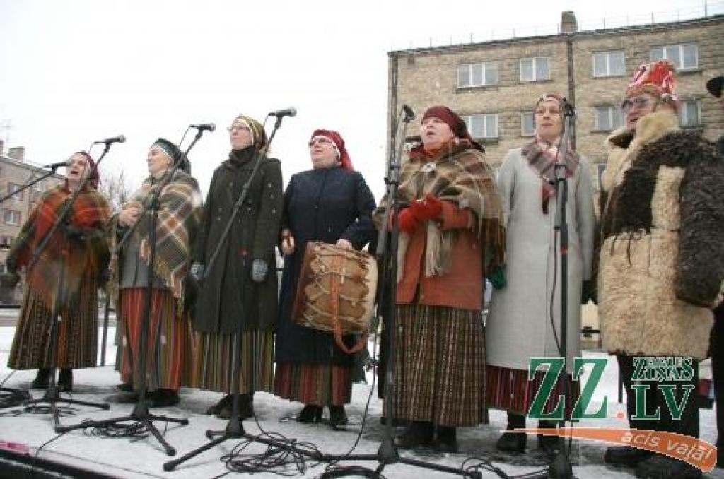 Sestdienas rītā Jelgavā, Hercoga Jēkaba laukumā tika atklāts tradicionālais Ziemassvētku tirdziņš, kurā ikviens varēja iegādāties svētku eglītes, piparkūkas, garšvielas, siltas adītās zeķes un citas noderīgas lietas. Sanākušos izklaidēja...