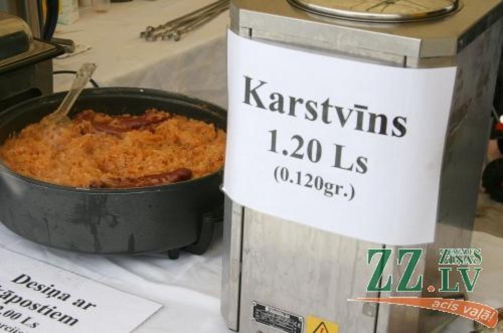 Sestdienas rītā Jelgavā, Hercoga Jēkaba laukumā tika atklāts tradicionālais Ziemassvētku tirdziņš, kurā ikviens varēja iegādāties svētku eglītes, piparkūkas, garšvielas, siltas adītās zeķes un citas noderīgas lietas. Sanākušos izklaidēja...