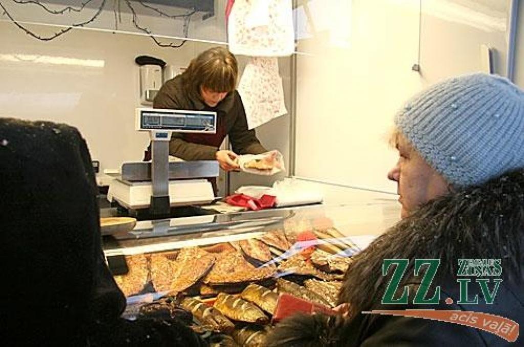 Sestdienas rītā Jelgavā, Hercoga Jēkaba laukumā tika atklāts tradicionālais Ziemassvētku tirdziņš, kurā ikviens varēja iegādāties svētku eglītes, piparkūkas, garšvielas, siltas adītās zeķes un citas noderīgas lietas. Sanākušos izklaidēja...