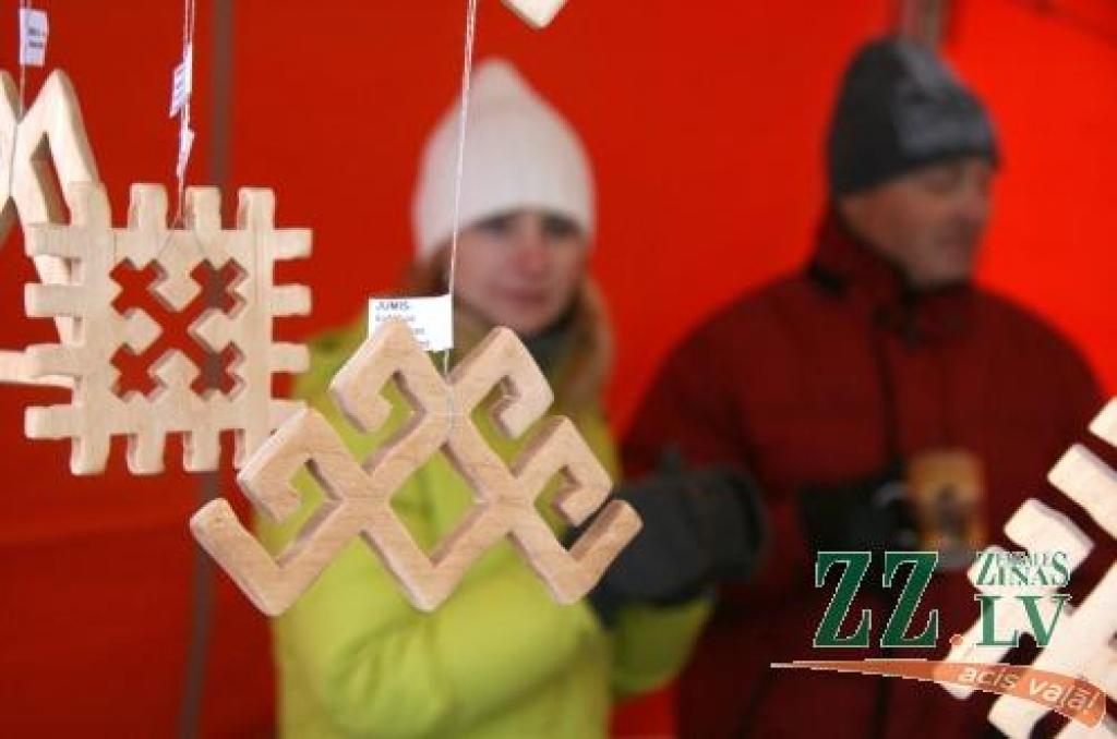 Sestdienas rītā Jelgavā, Hercoga Jēkaba laukumā tika atklāts tradicionālais Ziemassvētku tirdziņš, kurā ikviens varēja iegādāties svētku eglītes, piparkūkas, garšvielas, siltas adītās zeķes un citas noderīgas lietas. Sanākušos izklaidēja...