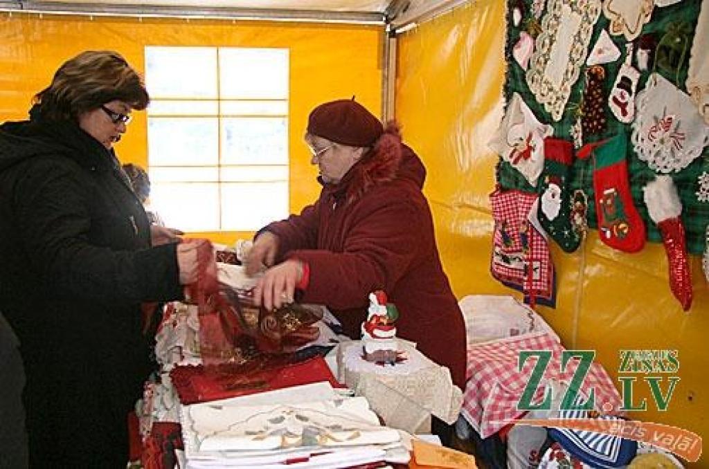Sestdienas rītā Jelgavā, Hercoga Jēkaba laukumā tika atklāts tradicionālais Ziemassvētku tirdziņš, kurā ikviens varēja iegādāties svētku eglītes, piparkūkas, garšvielas, siltas adītās zeķes un citas noderīgas lietas. Sanākušos izklaidēja...
